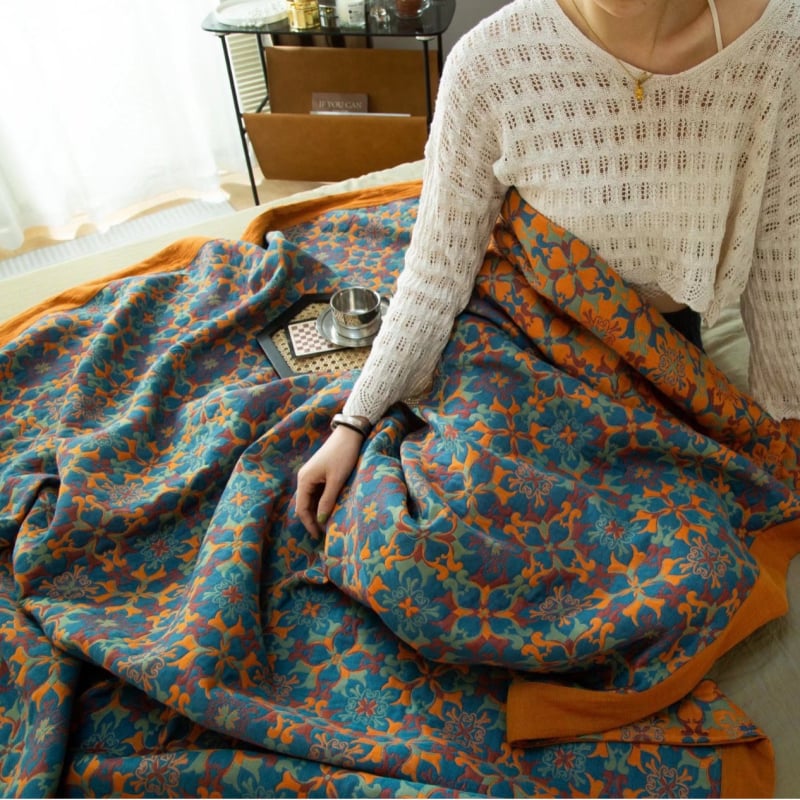 Kolm kihti marlise džakardist tek voodile, 100% puuvillane; reaktiivne trükkimine ja värvimine; kaal 1.05–1.50 kg; muster taimed ja lilled