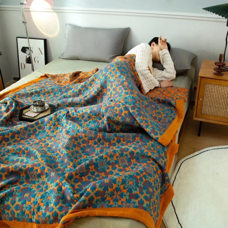 Kolm kihti marlise džakardist tek voodile, 100% puuvillane; reaktiivne trükkimine ja värvimine; kaal 1.05–1.50 kg; muster taimed ja lilled