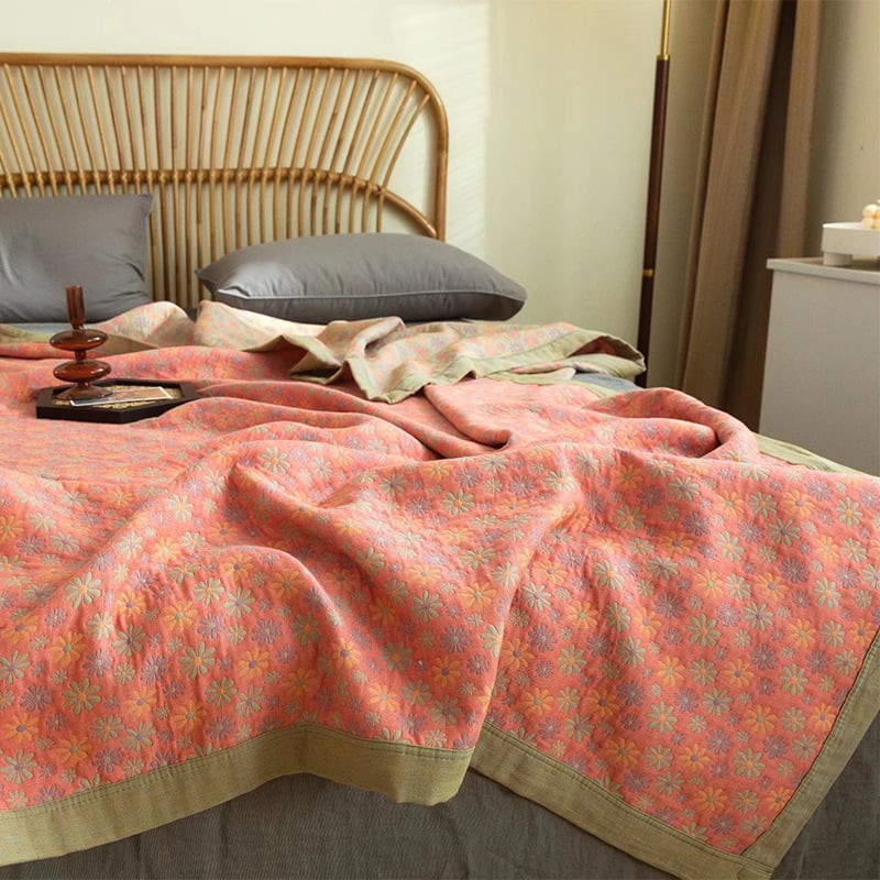 Kolm kihti marlise džakardist tek voodile, 100% puuvillane; reaktiivne trükkimine ja värvimine; kaal 1.05–1.50 kg; muster taimed ja lilled