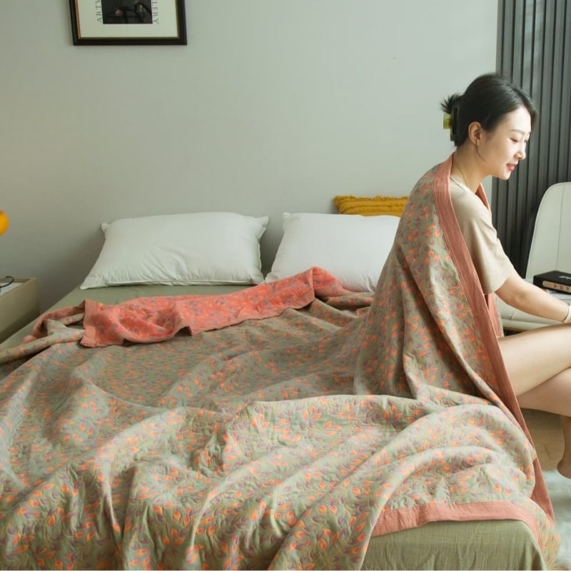 Kolm kihti marlise džakardist tek voodile, 100% puuvillane; reaktiivne trükkimine ja värvimine; kaal 1.05–1.50 kg; muster taimed ja lilled