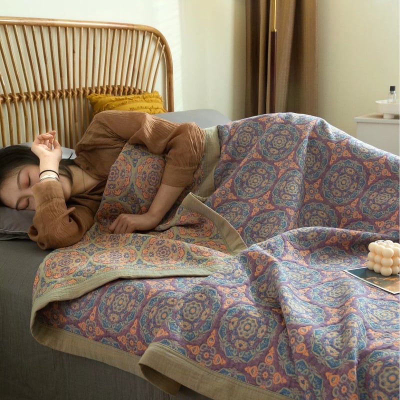 Kolm kihti marlise džakardist tek voodile, 100% puuvillane; reaktiivne trükkimine ja värvimine; kaal 1.05–1.50 kg; muster taimed ja lilled