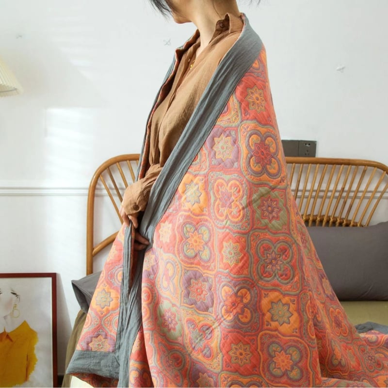 Kolm kihti marlise džakardist tek voodile, 100% puuvillane; reaktiivne trükkimine ja värvimine; kaal 1.05–1.50 kg; muster taimed ja lilled