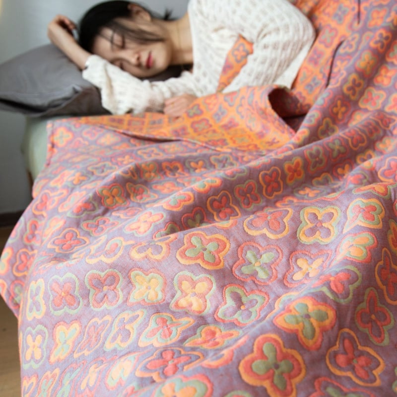 Kolm kihti marlise džakardist tek voodile, 100% puuvillane; reaktiivne trükkimine ja värvimine; kaal 1.05–1.50 kg; muster taimed ja lilled