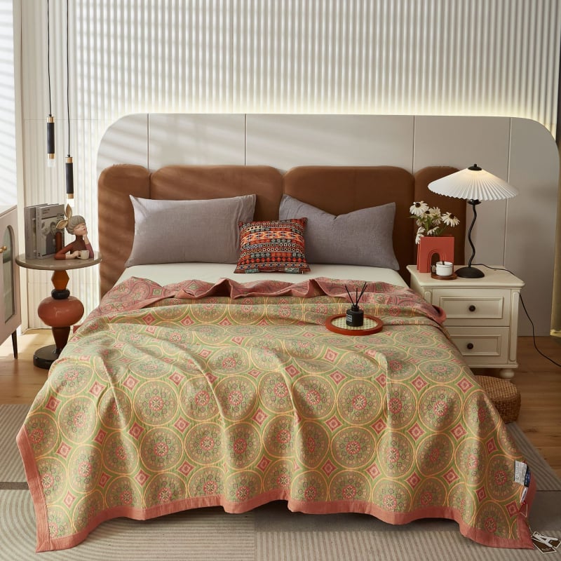 Kolm kihti marlise džakardist tek voodile, 100% puuvillane; reaktiivne trükkimine ja värvimine; kaal 1.05–1.50 kg; muster taimed ja lilled