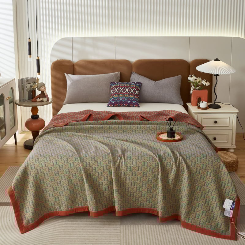 Kolm kihti marlise džakardist tek voodile, 100% puuvillane; reaktiivne trükkimine ja värvimine; kaal 1.05–1.50 kg; muster taimed ja lilled