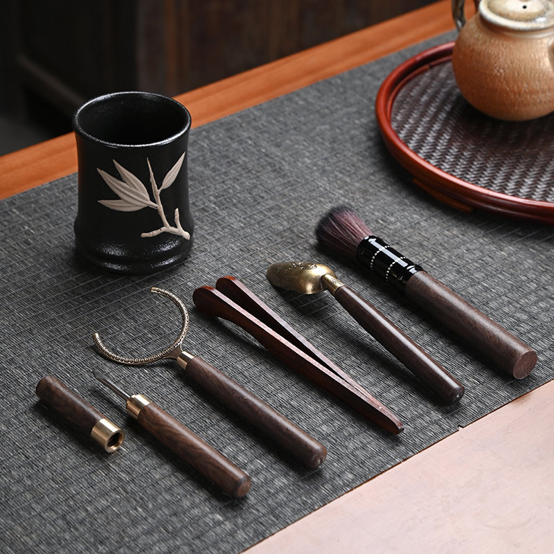 Κεραμικό σετ τελετής τσαγιού με Έξι Κυρίους (Υλικό: κεραμικό; Στυλ: Νέο κινεζικό στυλ) Περιλαμβάνει: δίσκο τσαγιού, πετσέτα, χαλάκι για τσάι και αξεσουάρ τσαγιού