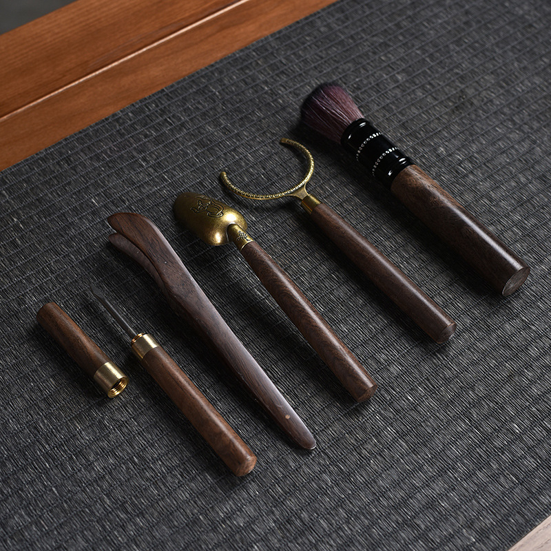 Κεραμικό σετ τελετής τσαγιού με Έξι Κυρίους (Υλικό: κεραμικό; Στυλ: Νέο κινεζικό στυλ) Περιλαμβάνει: δίσκο τσαγιού, πετσέτα, χαλάκι για τσάι και αξεσουάρ τσαγιού