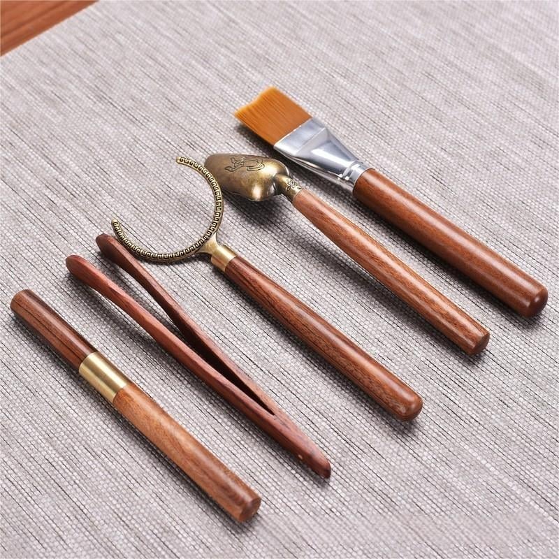 Κεραμικό σετ τελετής τσαγιού με Έξι Κυρίους (Υλικό: κεραμικό; Στυλ: Νέο κινεζικό στυλ) Περιλαμβάνει: δίσκο τσαγιού, πετσέτα, χαλάκι για τσάι και αξεσουάρ τσαγιού