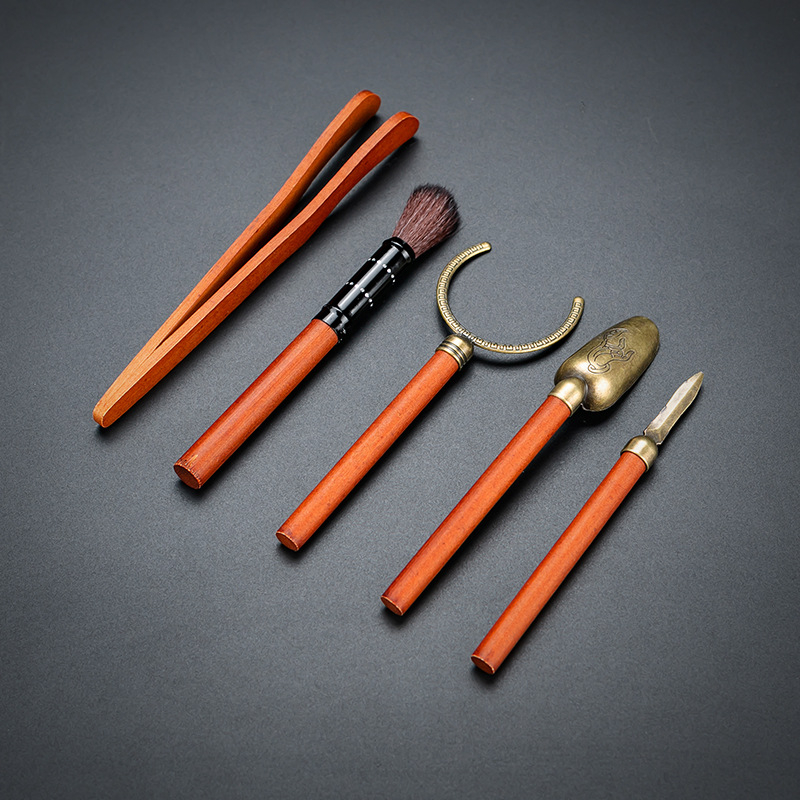 Κεραμικό σετ τελετής τσαγιού με Έξι Κυρίους (Υλικό: κεραμικό; Στυλ: Νέο κινεζικό στυλ) Περιλαμβάνει: δίσκο τσαγιού, πετσέτα, χαλάκι για τσάι και αξεσουάρ τσαγιού