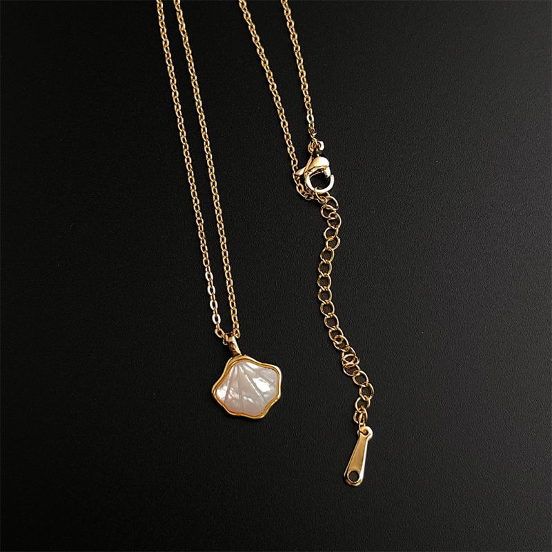 Colier din scoică naturală cu finisaj electroplacat, lanț regulat, pandantiv din scoică, stil inimă și geometric