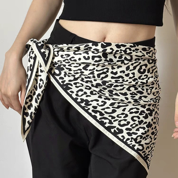 Fular triunghiular din poliester 100%, țesătură twill, imprimat, toamnă (Forma: fular triunghiular; Material: 100% poliester; Țesătură: twill; Finisare: imprimare; Sezon: toamnă)