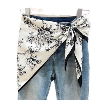 Fular triunghiular din poliester 100%, țesătură twill, imprimat, toamnă (Forma: fular triunghiular; Material: 100% poliester; Țesătură: twill; Finisare: imprimare; Sezon: toamnă)