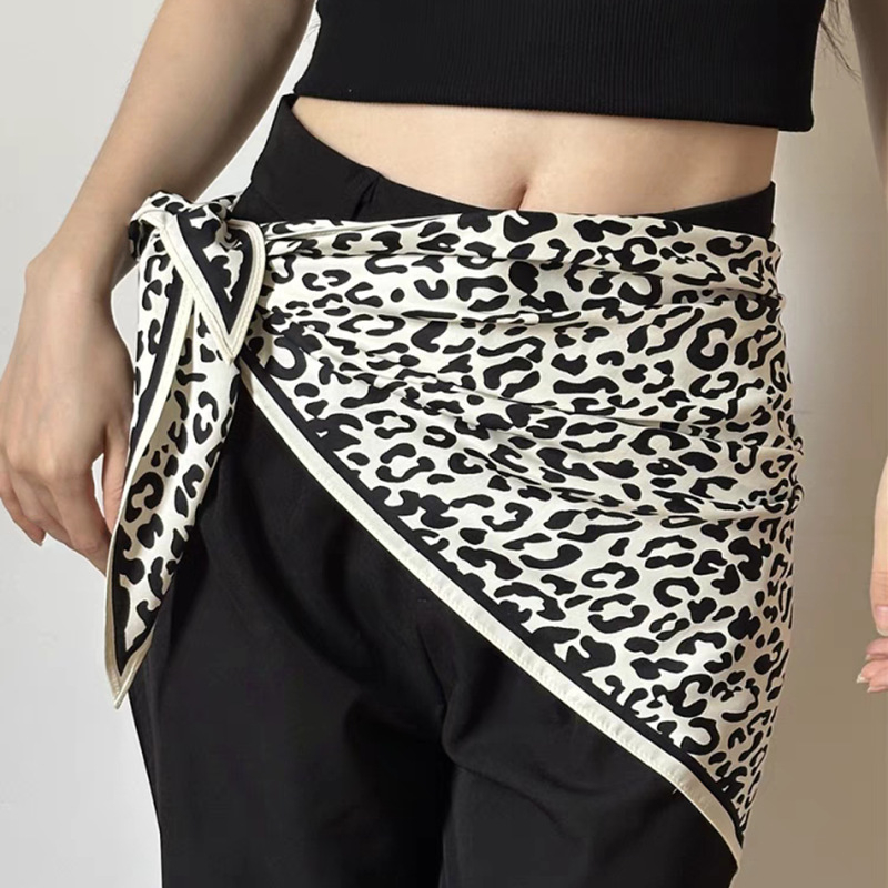 Fular triunghiular din poliester 100%, țesătură twill, imprimat, toamnă (Forma: fular triunghiular; Material: 100% poliester; Țesătură: twill; Finisare: imprimare; Sezon: toamnă)