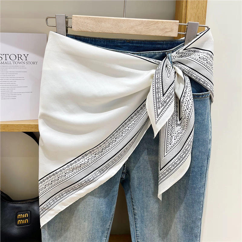 Fular triunghiular din poliester 100%, țesătură twill, imprimat, toamnă (Forma: fular triunghiular; Material: 100% poliester; Țesătură: twill; Finisare: imprimare; Sezon: toamnă)