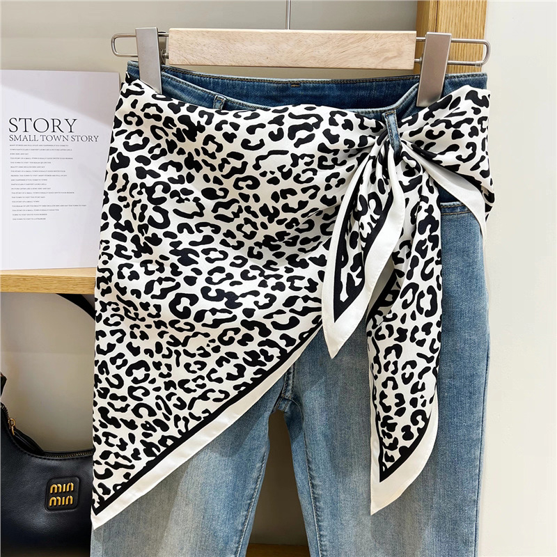 Fular triunghiular din poliester 100%, țesătură twill, imprimat, toamnă (Forma: fular triunghiular; Material: 100% poliester; Țesătură: twill; Finisare: imprimare; Sezon: toamnă)