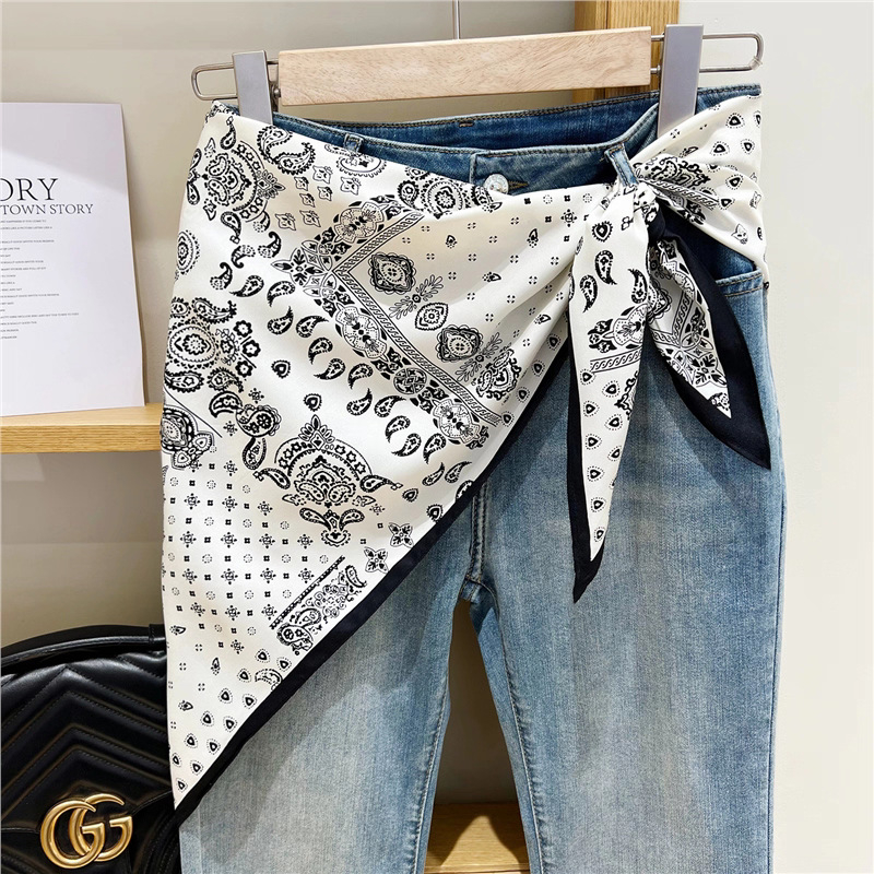 Fular triunghiular din poliester 100%, țesătură twill, imprimat, toamnă (Forma: fular triunghiular; Material: 100% poliester; Țesătură: twill; Finisare: imprimare; Sezon: toamnă)