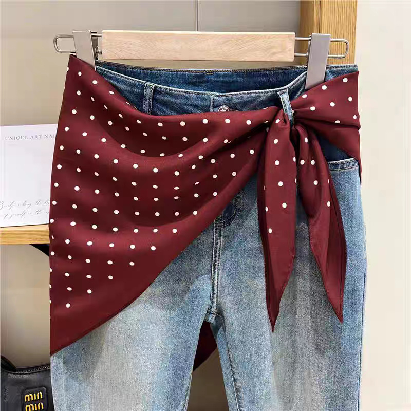 Fular triunghiular din poliester 100%, țesătură twill, imprimat, toamnă (Forma: fular triunghiular; Material: 100% poliester; Țesătură: twill; Finisare: imprimare; Sezon: toamnă)