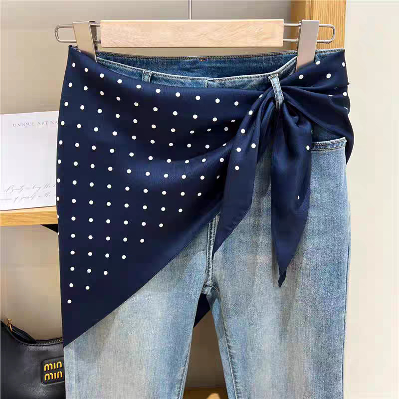 Fular triunghiular din poliester 100%, țesătură twill, imprimat, toamnă (Forma: fular triunghiular; Material: 100% poliester; Țesătură: twill; Finisare: imprimare; Sezon: toamnă)