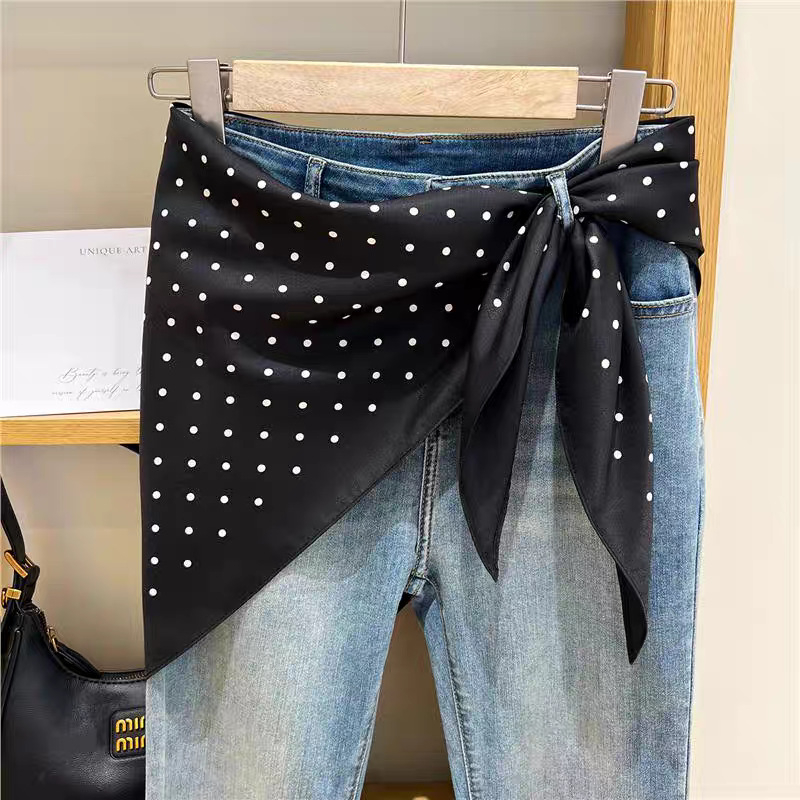 Fular triunghiular din poliester 100%, țesătură twill, imprimat, toamnă (Forma: fular triunghiular; Material: 100% poliester; Țesătură: twill; Finisare: imprimare; Sezon: toamnă)