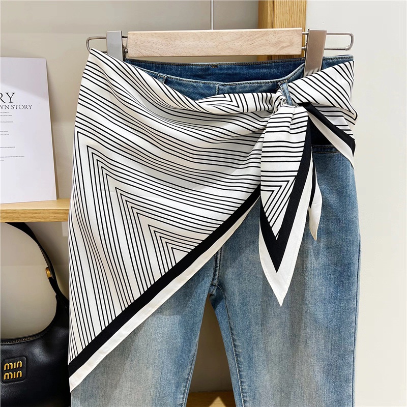 Fular triunghiular din poliester 100%, țesătură twill, imprimat, toamnă (Forma: fular triunghiular; Material: 100% poliester; Țesătură: twill; Finisare: imprimare; Sezon: toamnă)