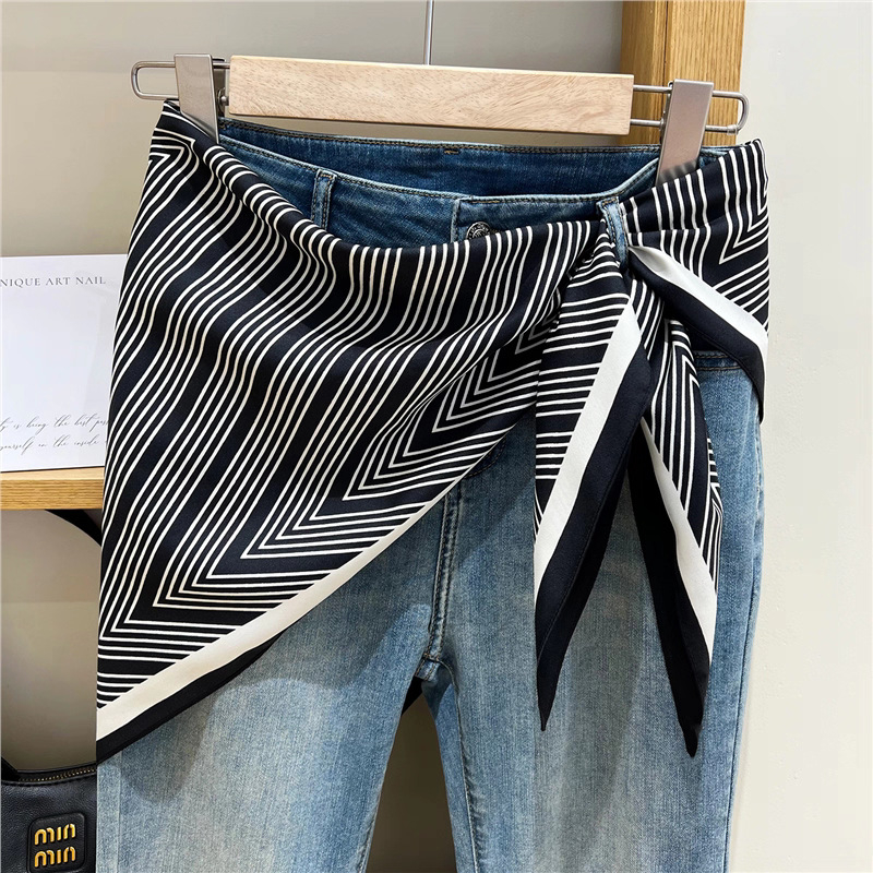 Fular triunghiular din poliester 100%, țesătură twill, imprimat, toamnă (Forma: fular triunghiular; Material: 100% poliester; Țesătură: twill; Finisare: imprimare; Sezon: toamnă)