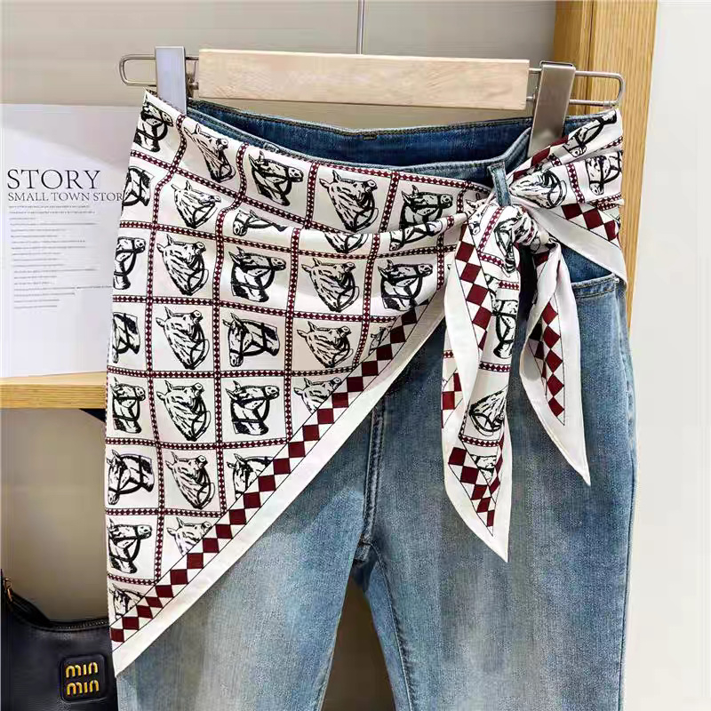 Fular triunghiular din poliester 100%, țesătură twill, imprimat, toamnă (Forma: fular triunghiular; Material: 100% poliester; Țesătură: twill; Finisare: imprimare; Sezon: toamnă)