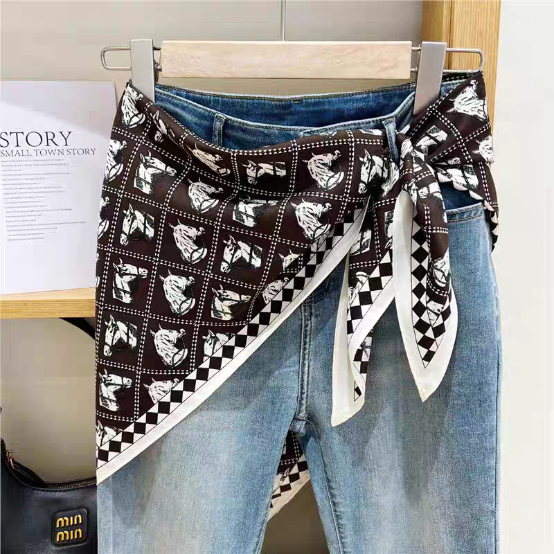 Fular triunghiular din poliester 100%, țesătură twill, imprimat, toamnă (Forma: fular triunghiular; Material: 100% poliester; Țesătură: twill; Finisare: imprimare; Sezon: toamnă)