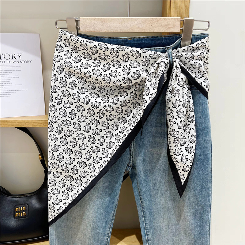 Fular triunghiular din poliester 100%, țesătură twill, imprimat, toamnă (Forma: fular triunghiular; Material: 100% poliester; Țesătură: twill; Finisare: imprimare; Sezon: toamnă)