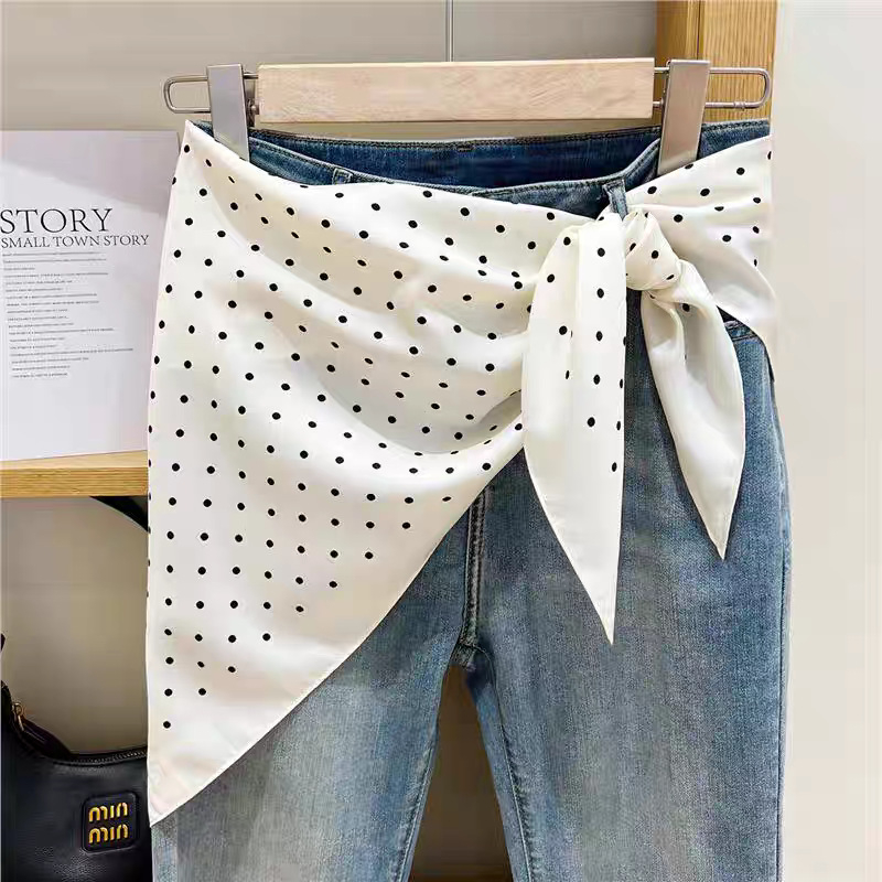 Fular triunghiular din poliester 100%, țesătură twill, imprimat, toamnă (Forma: fular triunghiular; Material: 100% poliester; Țesătură: twill; Finisare: imprimare; Sezon: toamnă)