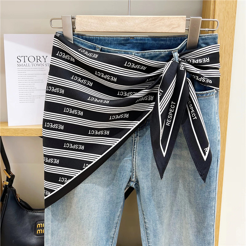 Fular triunghiular din poliester 100%, țesătură twill, imprimat, toamnă (Forma: fular triunghiular; Material: 100% poliester; Țesătură: twill; Finisare: imprimare; Sezon: toamnă)