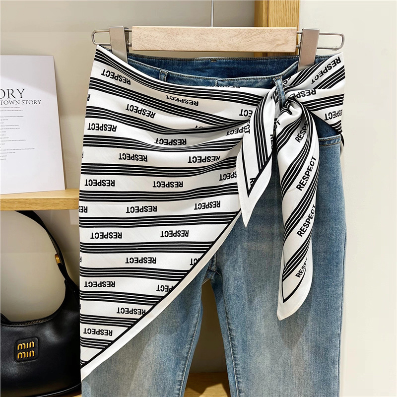 Fular triunghiular din poliester 100%, țesătură twill, imprimat, toamnă (Forma: fular triunghiular; Material: 100% poliester; Țesătură: twill; Finisare: imprimare; Sezon: toamnă)