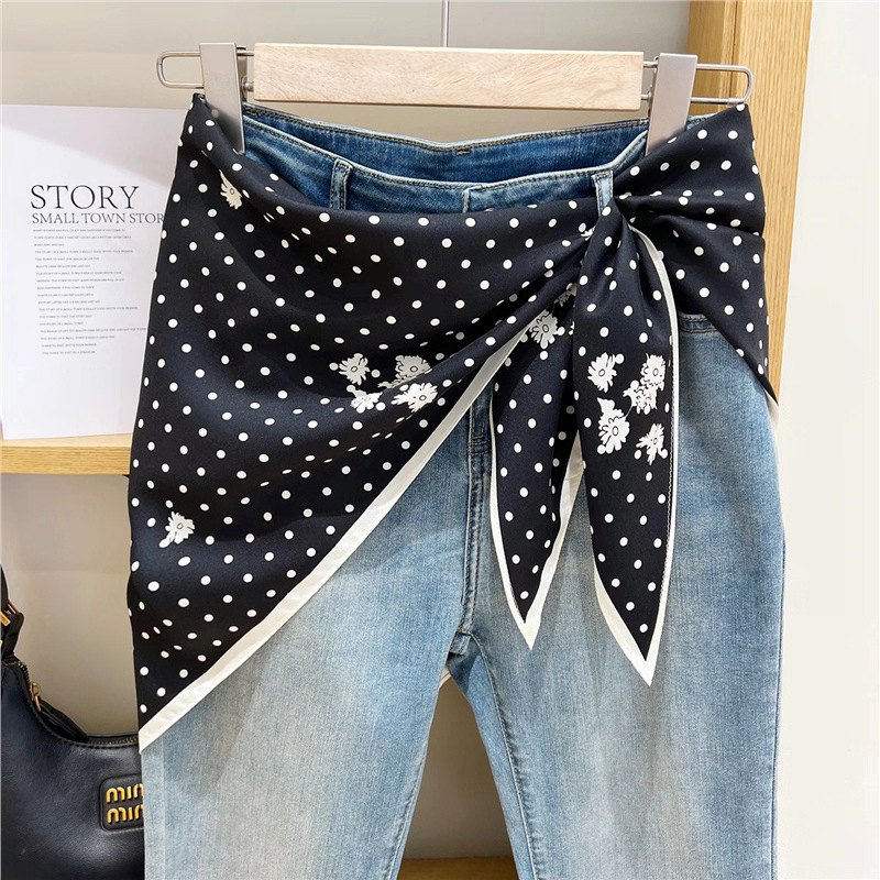 Fular triunghiular din poliester 100%, țesătură twill, imprimat, toamnă (Forma: fular triunghiular; Material: 100% poliester; Țesătură: twill; Finisare: imprimare; Sezon: toamnă)