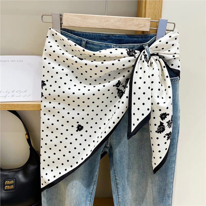 Fular triunghiular din poliester 100%, țesătură twill, imprimat, toamnă (Forma: fular triunghiular; Material: 100% poliester; Țesătură: twill; Finisare: imprimare; Sezon: toamnă)