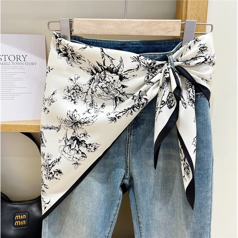 Fular triunghiular din poliester 100%, țesătură twill, imprimat, toamnă (Forma: fular triunghiular; Material: 100% poliester; Țesătură: twill; Finisare: imprimare; Sezon: toamnă)