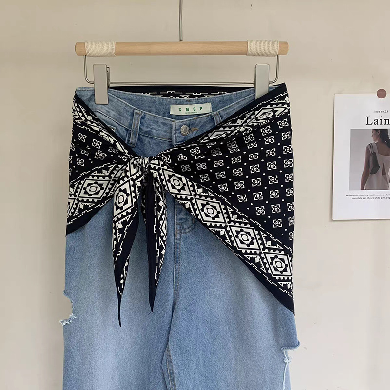 Fular triunghiular din poliester 100%, țesătură twill, imprimat, toamnă (Forma: fular triunghiular; Material: 100% poliester; Țesătură: twill; Finisare: imprimare; Sezon: toamnă)