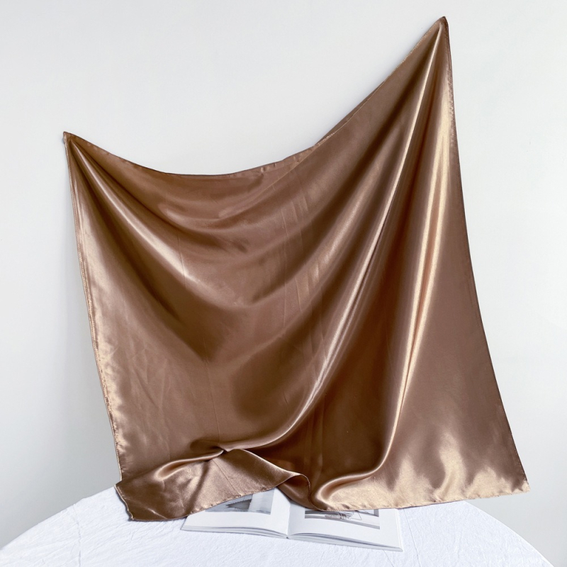 Suzhi Silk eșarfă pătrată din satin pentru femei — țesătură simplă, stil commuter la modă, imprimare, vară 2024