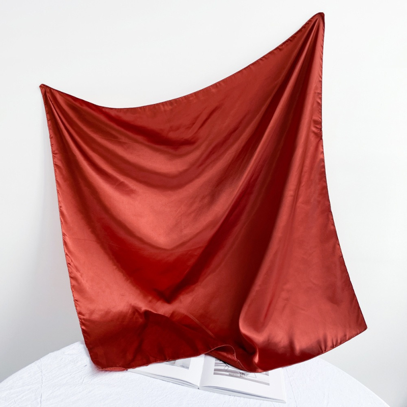 Suzhi Silk eșarfă pătrată din satin pentru femei — țesătură simplă, stil commuter la modă, imprimare, vară 2024