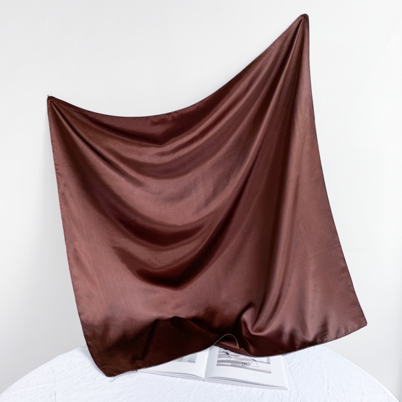Suzhi Silk eșarfă pătrată din satin pentru femei — țesătură simplă, stil commuter la modă, imprimare, vară 2024