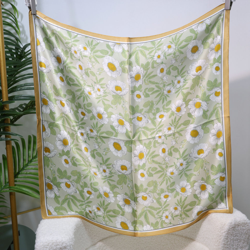 Esarfa de mătase pătrată – imprimeu floral, 100% mătase, lansare toamnă 2024, stil versatil și elegant