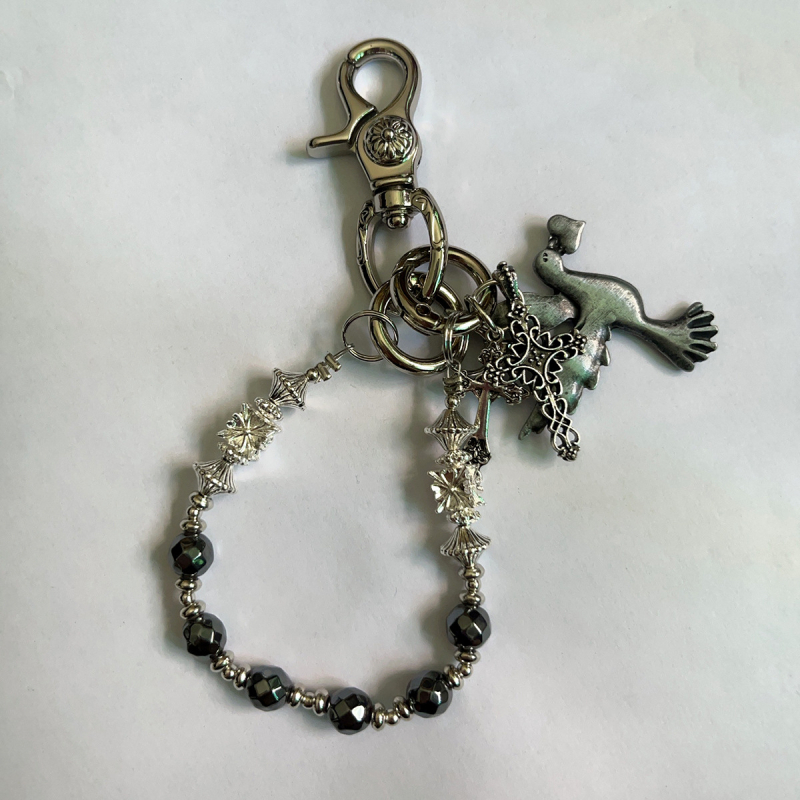 Vyrų metalinė juosmens grandinėlė su pakabukais: kardas, kryžius ir apvalūs karoliukai – ilgis iki 60 cm, plotis 3 mm, užsegimas lobster