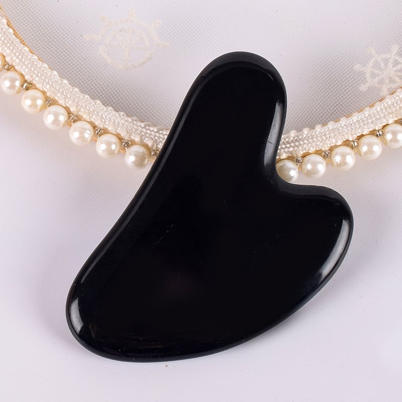 Gua Sha sejas instruments no dabīga kristāla – pulēta virsma, pielāgojama, ģeometriska forma