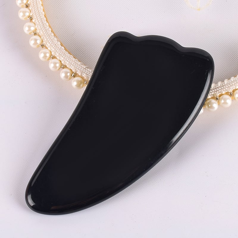 Gua Sha sejas instruments no dabīga kristāla – pulēta virsma, pielāgojama, ģeometriska forma