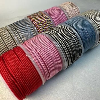 Rankų darbo virvės kaklo papuošalas; medžiaga: virvė; gamybos būdas: rankų audimas; tinkamas pakabui