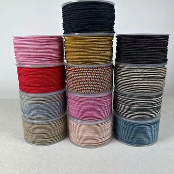 Rankų darbo virvės kaklo papuošalas; medžiaga: virvė; gamybos būdas: rankų audimas; tinkamas pakabui