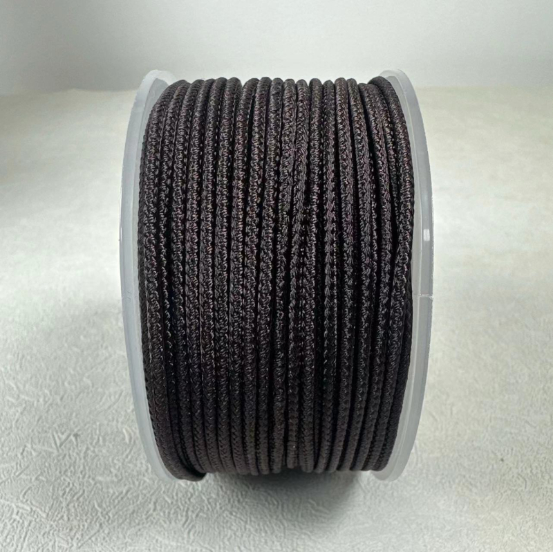 Rankų darbo virvės kaklo papuošalas; medžiaga: virvė; gamybos būdas: rankų audimas; tinkamas pakabui