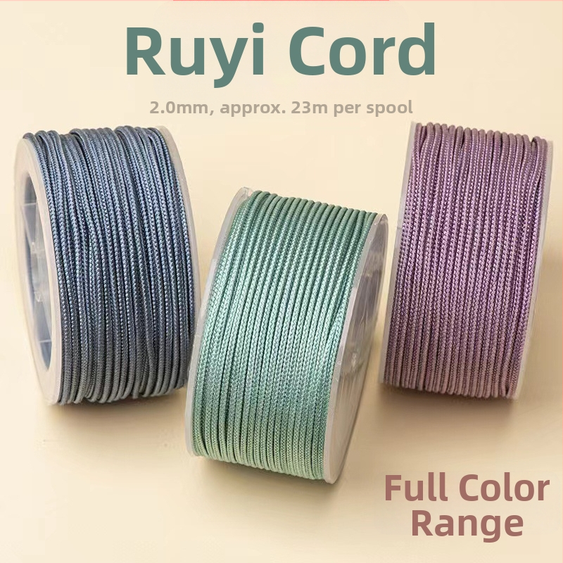 Náhrdelník zo šnúrky so ručným tkaním; materiál: šnúra; spracovanie: ručné tkanie; pripravený na prívesok