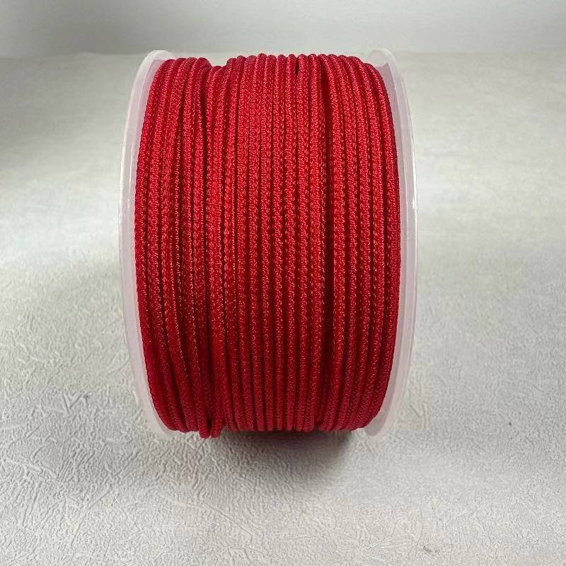 Rankų darbo virvės kaklo papuošalas; medžiaga: virvė; gamybos būdas: rankų audimas; tinkamas pakabui