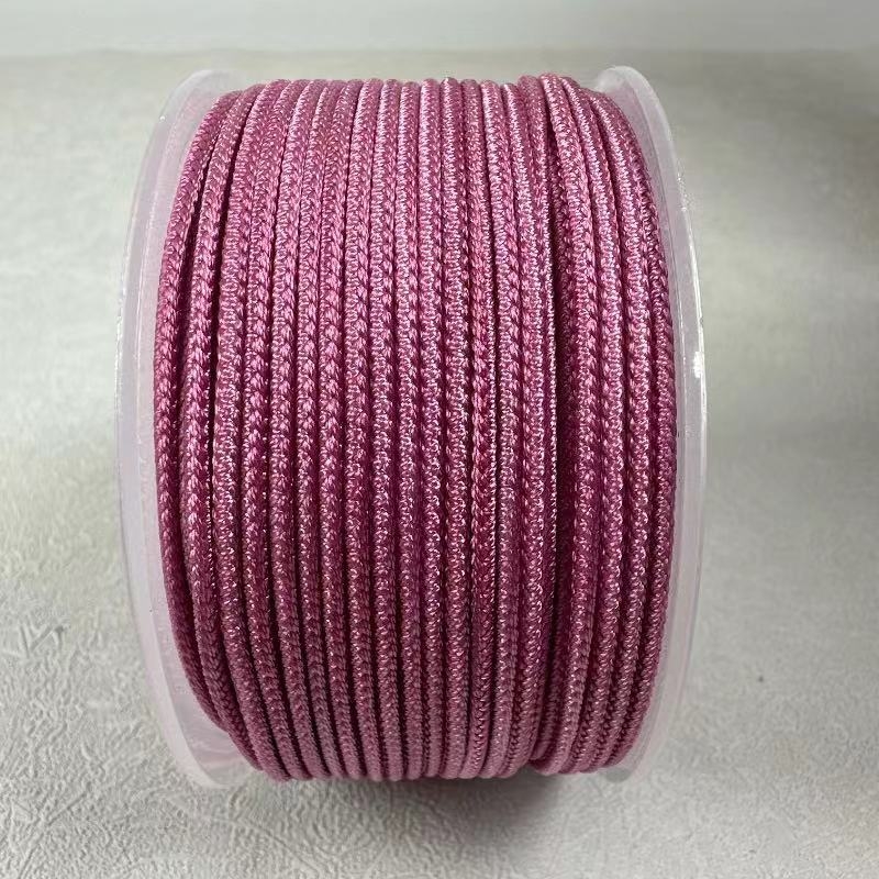 Rankų darbo virvės kaklo papuošalas; medžiaga: virvė; gamybos būdas: rankų audimas; tinkamas pakabui