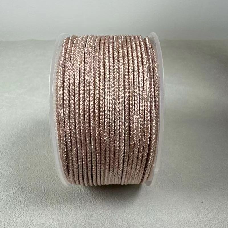 Rankų darbo virvės kaklo papuošalas; medžiaga: virvė; gamybos būdas: rankų audimas; tinkamas pakabui