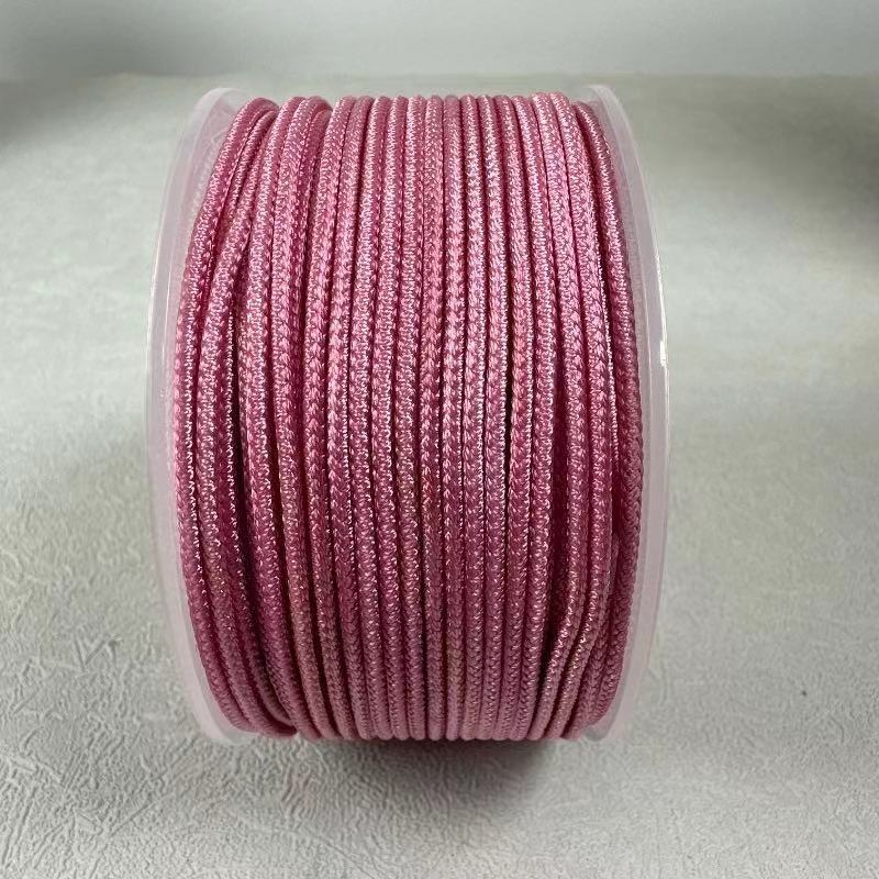 Rankų darbo virvės kaklo papuošalas; medžiaga: virvė; gamybos būdas: rankų audimas; tinkamas pakabui